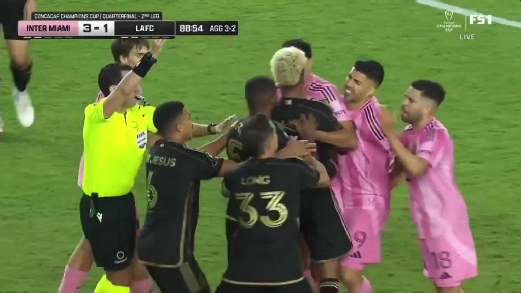 俩活宝！苏亚雷斯差点把阿尔巴掐到喘不过气你俩是来吵架嘛