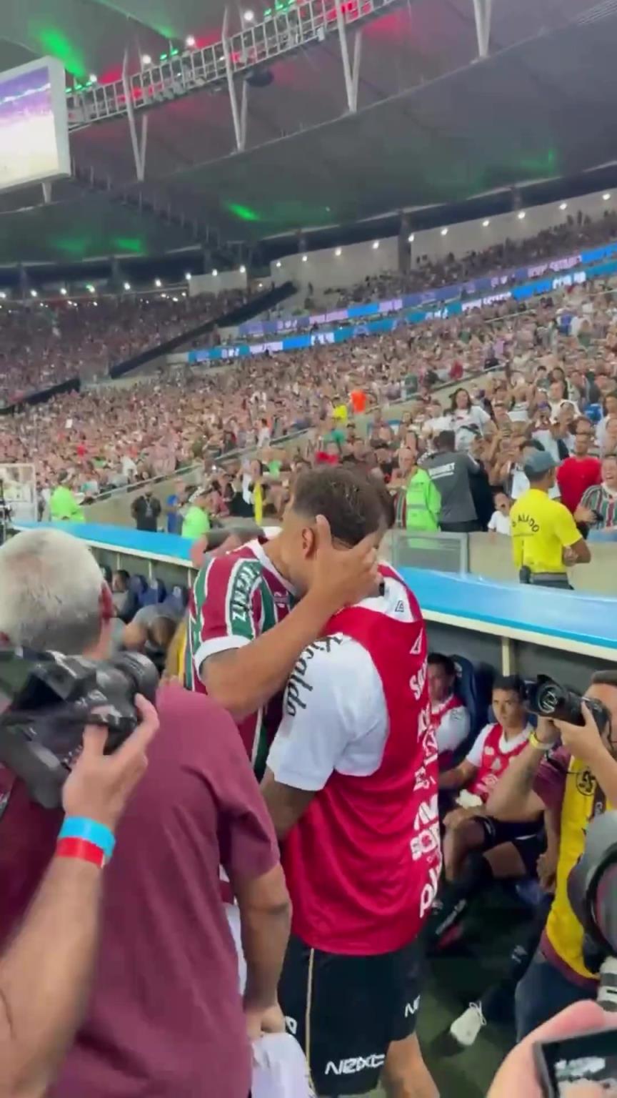 老友相见！内马尔赛前深情拥抱弟媳，当时战德国有这两人的话…