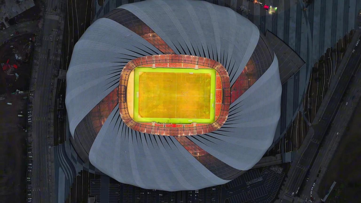 国足6月主场重庆龙兴足球场，重庆首座专业足球场，可容纳6万人